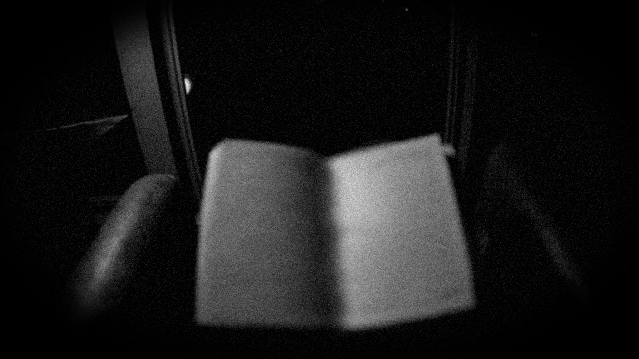 La sera prima, sola con un libro.