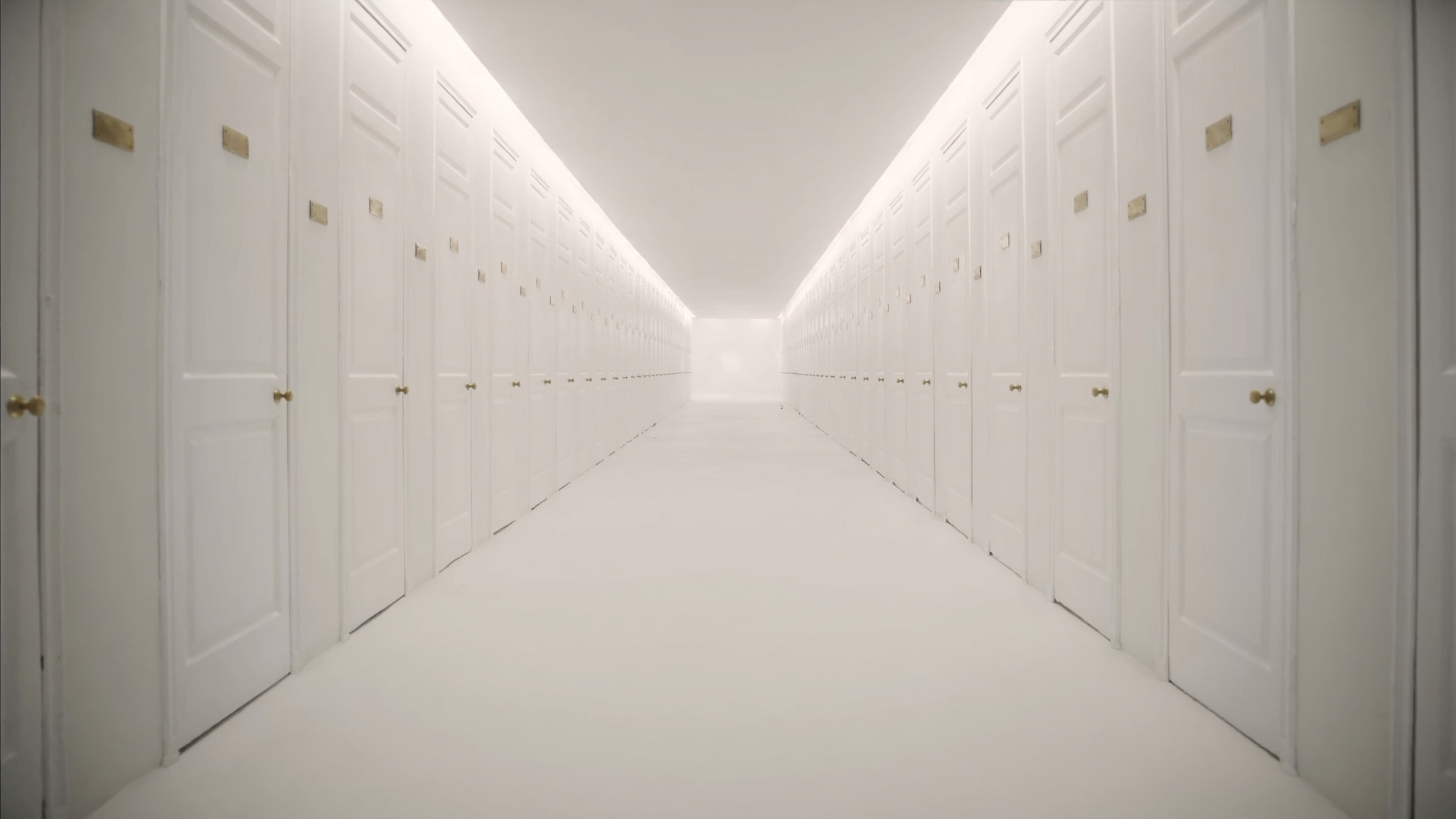 Il corridoio del Museo delle Memorie Scollegate. Stessa maniglia, stessa targa vuota, per tutta la sua lunghezza.